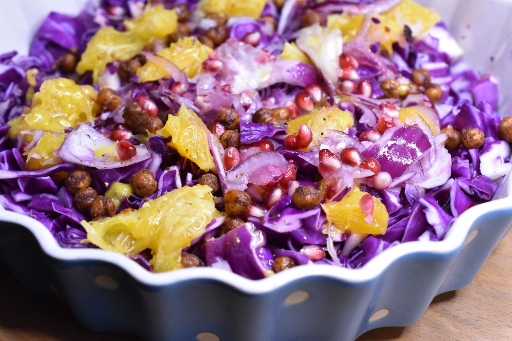 Rød spidskålssalat - nem opskrift med appelsin og granatæble