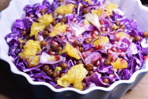 Rød spidskålssalat - nem opskrift med appelsin og granatæble