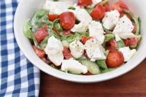 Romainesalat - opskrift med mormordressing, tomat og mozzarella 