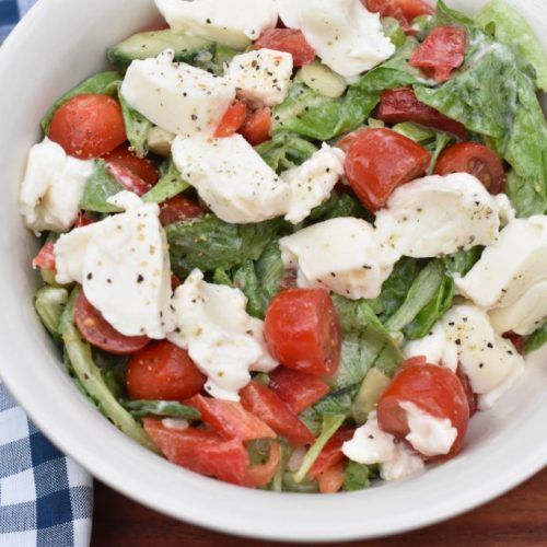 Romainesalat - opskrift med mormordressing, tomat og mozzarella