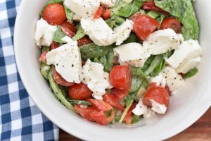 DSC_2979 • nogetiovnen.dk Romainesalat - opskrift med mormordressing, tomat og mozzarella