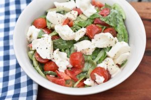 Romainesalat - opskrift med mormordressing, tomat og mozzarella 