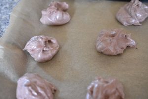 Påskereder - chokolademarengs med fyld