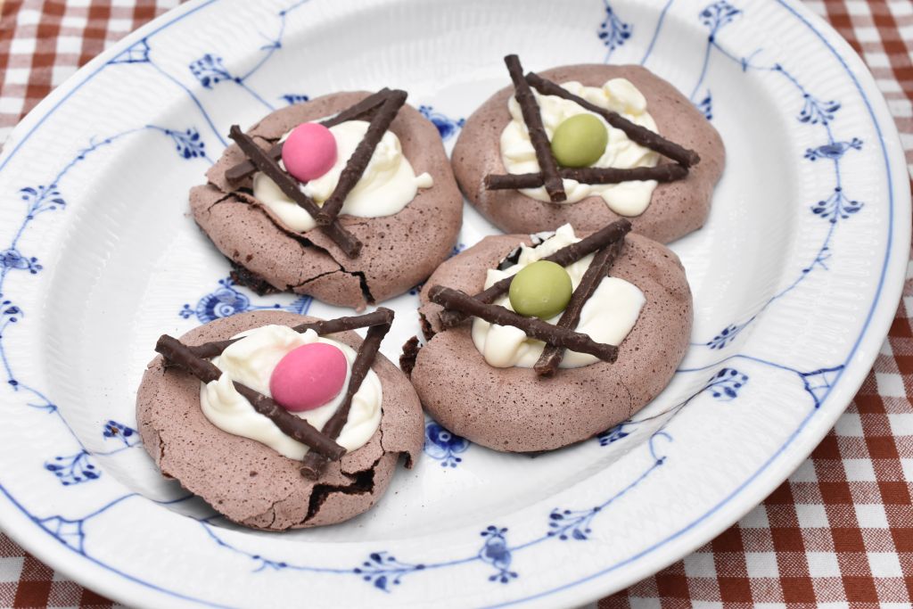 DSC_3064 • nogetiovnen.dk Påskereder - chokolademarengs med fyld