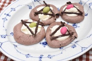 DSC_3070 • nogetiovnen.dk Påskereder - chokolademarengs med fyld