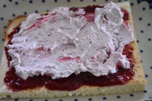Hindbær lagkage med hindbærskum - nem hindbærlagkage