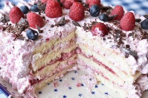 DSC_3167 • nogetiovnen.dk Hindbær lagkage med hindbærskum - nem hindbærlagkage