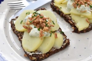 Kartoffelmad - smørrebrød med kartoffel og purløgsmayo