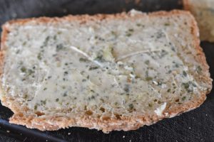 DSC_3353 • nogetiovnen.dk Hvidløgsbrød i airfryer - nem opskrift med eller uden ost