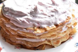 DSC_3355 2 • nogetiovnen.dk Pandekage lagkage - nem pandekagekage med hindbærskum