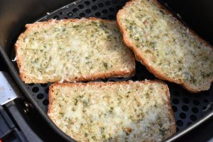 DSC_3355 • nogetiovnen.dk Hvidløgsbrød i airfryer - nem opskrift med eller uden ost