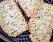 Hvidløgsbrød i airfryer - nem opskrift med eller uden ost