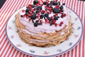 DSC_3356 2 • nogetiovnen.dk Pandekage lagkage - nem pandekagekage med hindbærskum