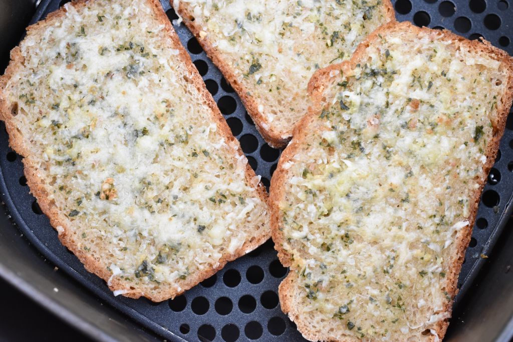 Hvidløgsbrød i airfryer - nem opskrift med eller uden ost