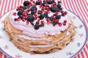 DSC_3359 • nogetiovnen.dk Pandekage lagkage - nem pandekagekage med hindbærskum