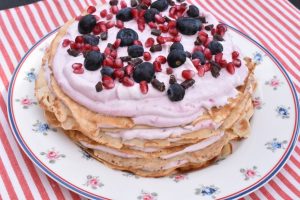 DSC_3360 • nogetiovnen.dk Pandekage lagkage - nem pandekagekage med hindbærskum