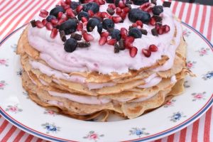 DSC_3361 • nogetiovnen.dk Pandekage lagkage - nem pandekagekage med hindbærskum