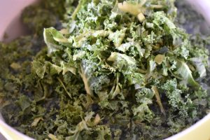 Grønkålssalat med granatæble opskrift - nem salat med grønkål