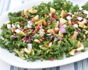 Grønkålssalat med granatæble opskrift - nem salat med grønkål