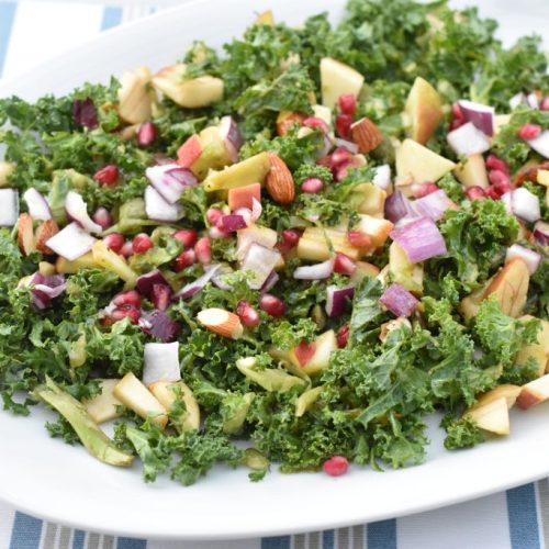 Grønkålssalat med granatæble opskrift - nem salat med grønkål