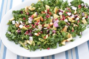 Grønkålssalat med granatæble opskrift - nem salat med grønkål