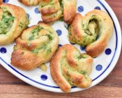 Hvidløgssnurrer med ramsløg af croissantdej - nem opskrift