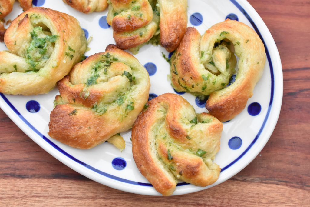 Hvidløgssnurrer med ramsløg af croissantdej - nem opskrift