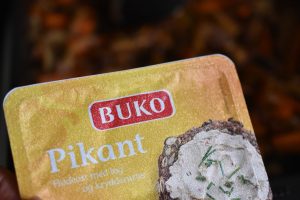 Pikant kylling i fad med pikantsauce - nem mad i fad opskrift