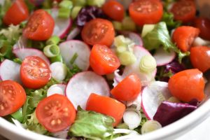 Forårssalat med radiser - grøn salat med nem dressing