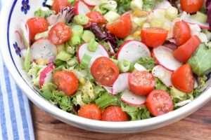 Forårssalat med radiser - grøn salat med nem dressing