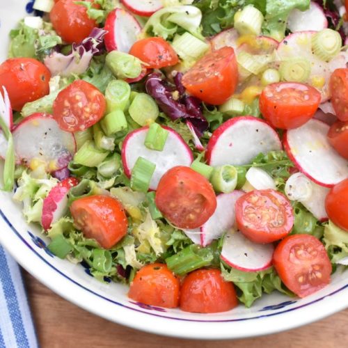 Forårssalat med radiser - grøn salat med nem dressing