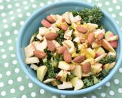 Kålsalat med grønkål, mandler og dressing - opskrift