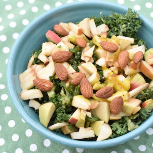 Kålsalat med grønkål, mandler og dressing - opskrift