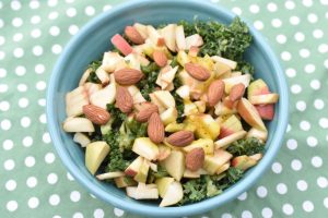 Kålsalat med æble, grønkål, mandler og dressing - opskrift