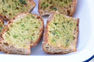 Ramsløgsbrød - nem opskrift på hvidløgsbrød med ramsløg