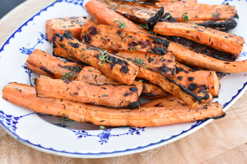 Grillede gulerødder med timian, citron og honning