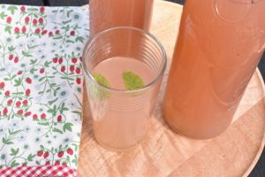 Rabarber lemonade - nem opskrift på pink lemonade drink