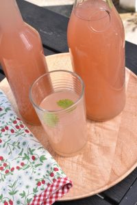 Rabarberlemonade opskrift - pink lemonade drink med rabarber