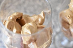 Karamel iskaffe med kaffecreme - nem opskrift