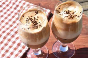 Karamel iskaffe med kaffecreme - nem opskrift