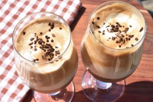 Karamel iskaffe med kaffecreme - nem opskrift