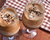 Karamel iskaffe med kaffecreme - nem opskrift
