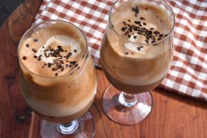 Karamel iskaffe med kaffecreme - nem opskrift