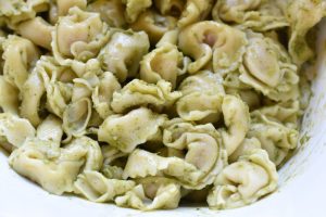 Tortellinisalat med pesto - nem pastasalat med fyldt pasta
