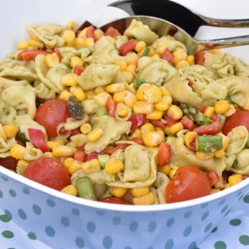 Tortellinisalat med pesto - nem pastasalat med fyldt pasta