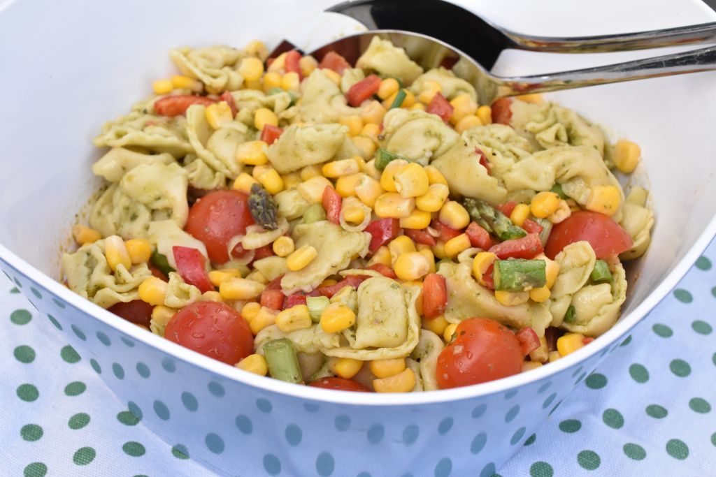 Tortellinisalat med pesto - nem pastasalat med fyldt pasta