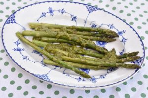 Grønne asparges med pesto - nem opskrift på lækkert tilbehør