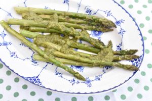Grønne asparges med pesto - nem opskrift på lækkert tilbehør