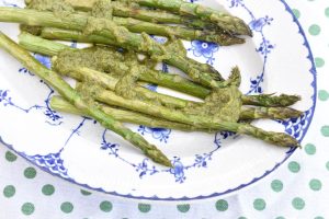 Grønne asparges med pesto - nem opskrift på lækkert tilbehør
