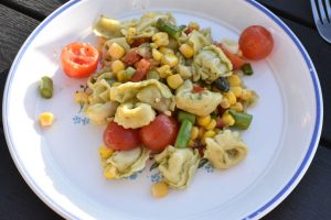 Tortellinisalat med pesto - nem pastasalat med fyldt pasta
